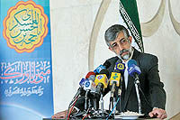 حداد عادل: چوب لای چرخ دولت نمی‌گذاریم