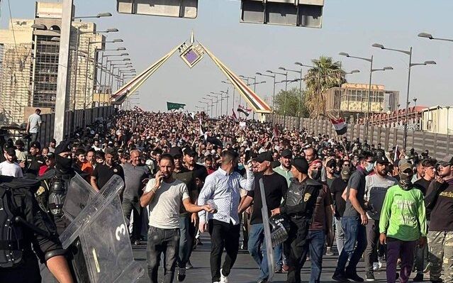 اعتراضات طرفداران صدر در عراق / معترضان وارد پارلمان شدند