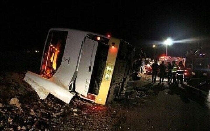 حادثه جاده ای خونین در شیراز / 18 نفر مصدوم شدند