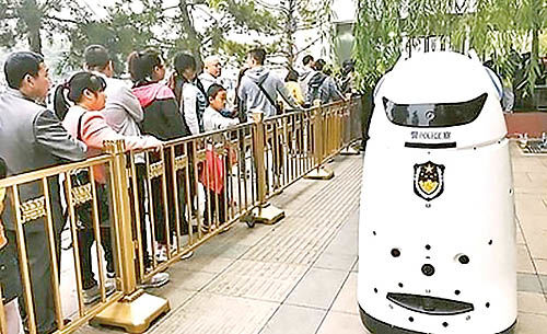 کنترل توریست‌ها با پلیس‌های روباتیک چینی
