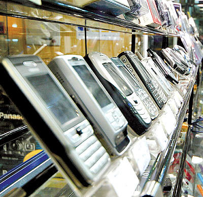 بازار تلفن‌همراه در احاطه دست فروشان گوشی