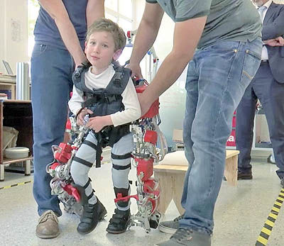 آزمایش اولین روبات پوشیدنی برای کودکان
