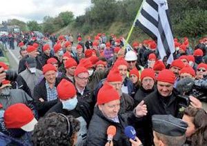 کلاه قرمز‌های فرانسه خواستار استعفای اولاند شدند