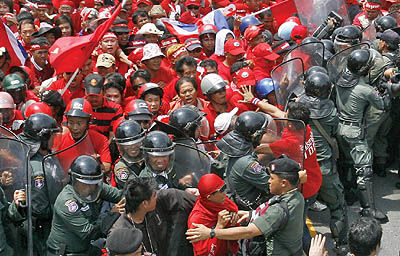 حمله تظاهرکنندگان تایلندی به اجلاس آسه‌‌آن
