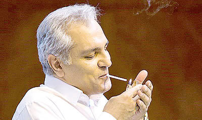 روشن کردن سیگار در نشست خبری مهران مدیری