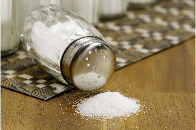 کاهش مصرف نمک برای این افراد خطرناک است!