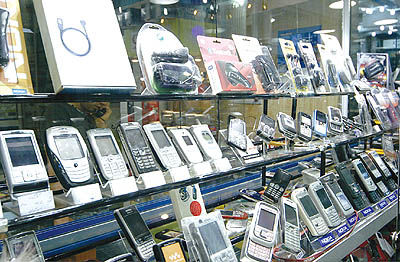 سایه قاچاق بر بازار تلفن همراه