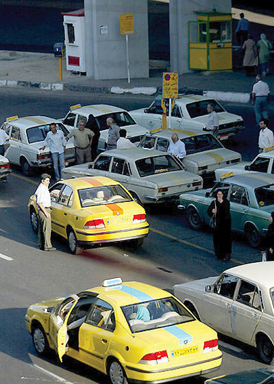 فروش غیرقانونی بنزین توسط دارندگان تاکسی و وانت‌بار
