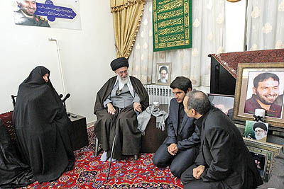 حضور رهبر انقلاب در منزل سرلشگر شهید طهرانی مقدم