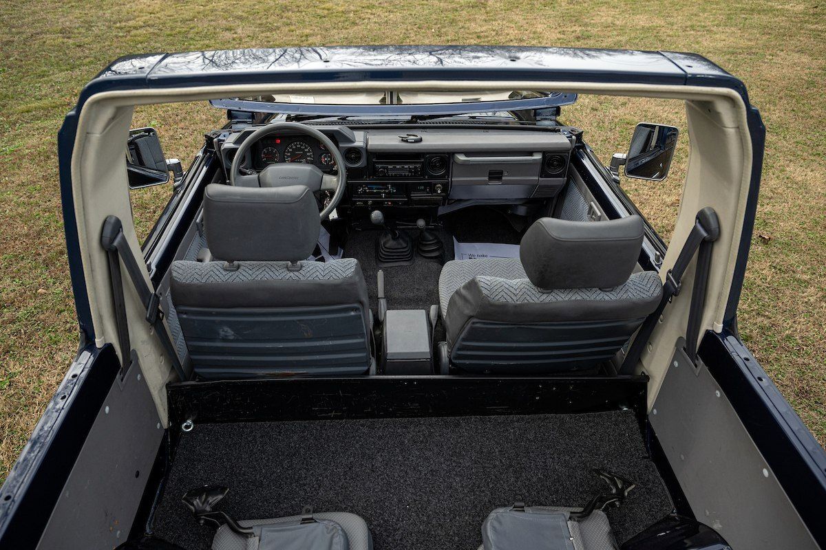 نمای تویوتا لندکروزر سری ۷۰ مدل HZJ73 با بدنه کروک و شیشه جلوی تاشو در فضای باز.