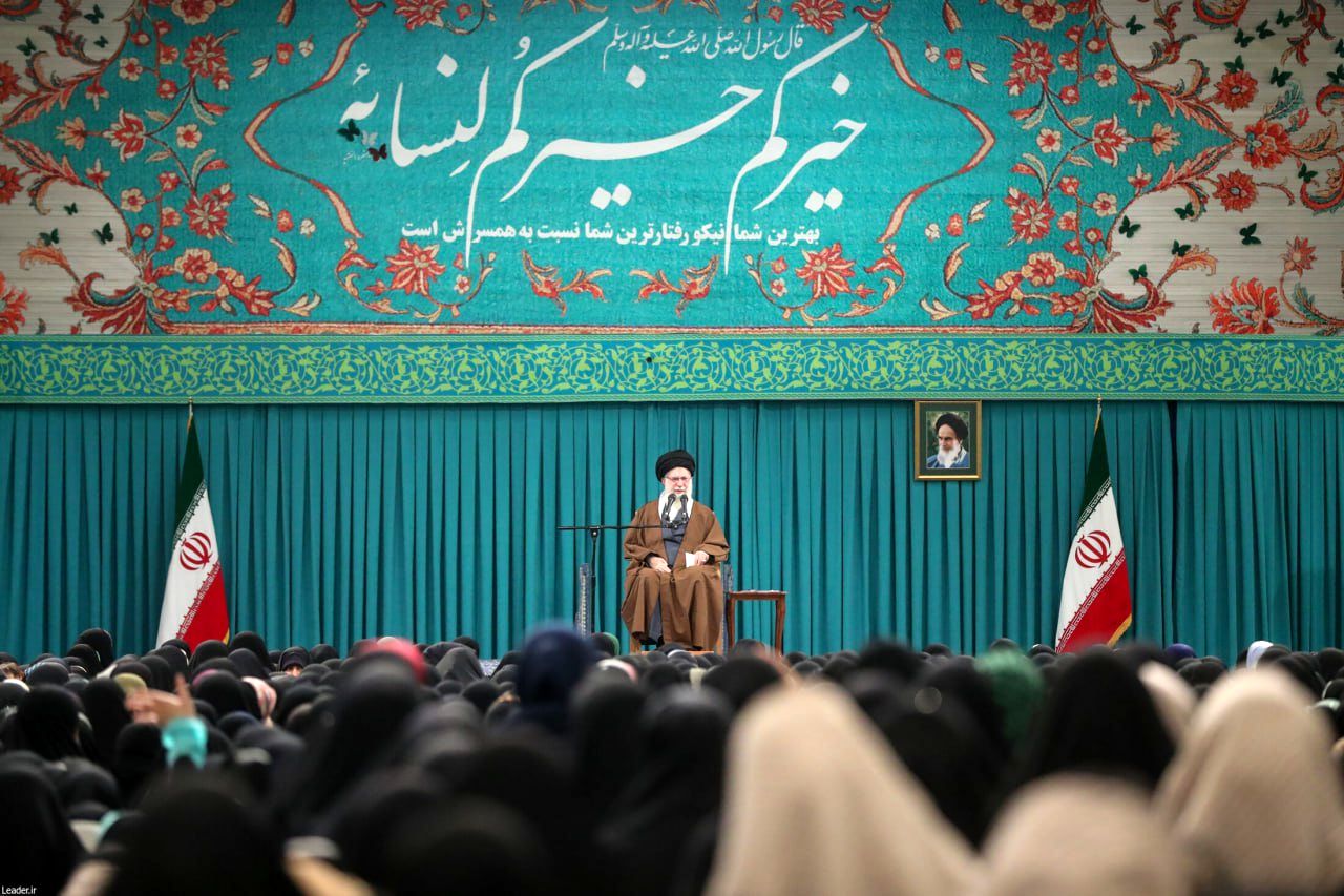 قاب‌هایی از دیدار رهبر انقلاب با زنان و دختران