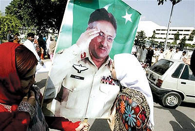 پرویز مشرف انتخابات بی‌رقیب را برد