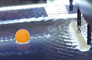 حرکت توپ پینگ‌پنگ روی آب