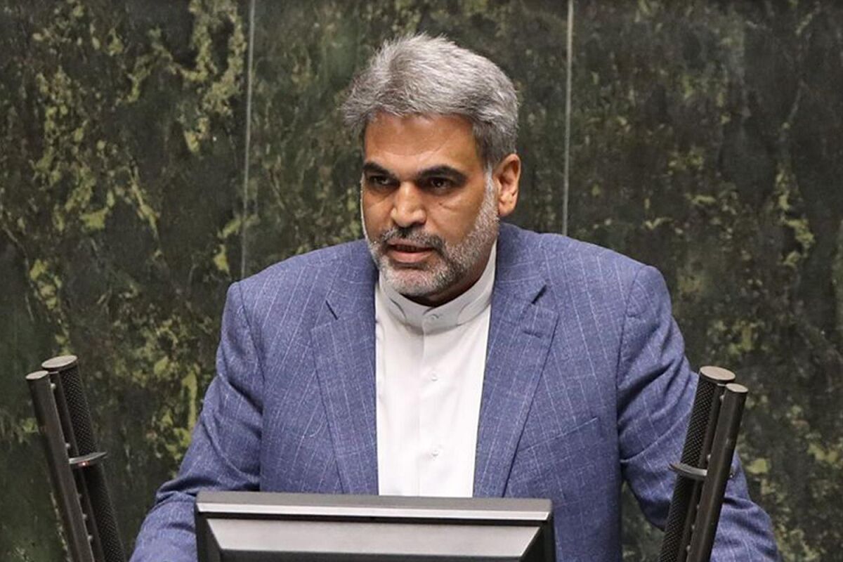 نماینده مجلس: دیروز یک جلسه بی‌خودی گذاشتیم و 2 هزار تومان رفت روی دلار/  ما مردان داریم به زنان ظلم می کنیم