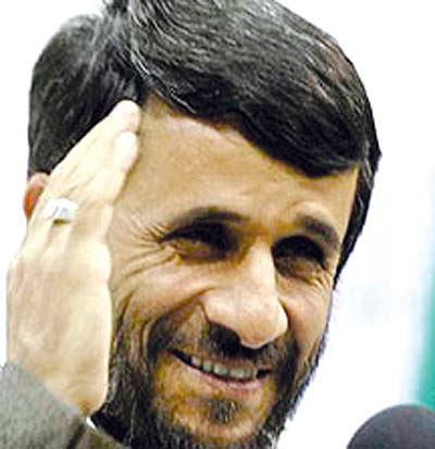 اهدای جام نایب قهرمانی تکواندو به احمدی نژاد