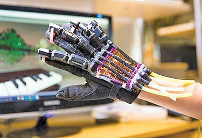 لمس اجسام در دنیای مجازی با دستکش هوشمند