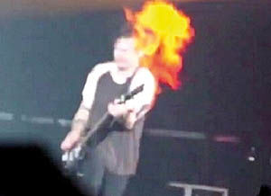 آتش گرفتن یک گیتاریست روی صحنه