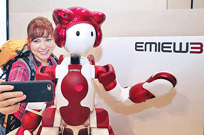 روبات همه فن حریف در فرودگاه توکیو
