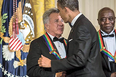 باراک اوباما به داستین هافمن جایزه داد