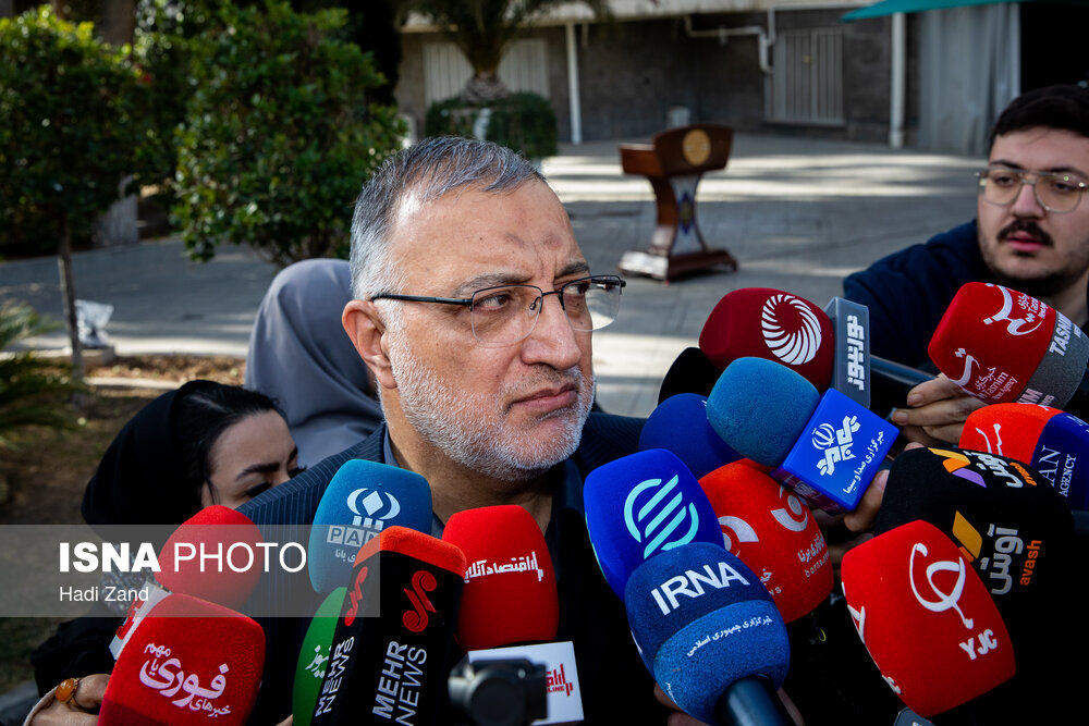 نگاه ویژه زاکانی در جمع خبرنگاران هیئت دولت + تصویر