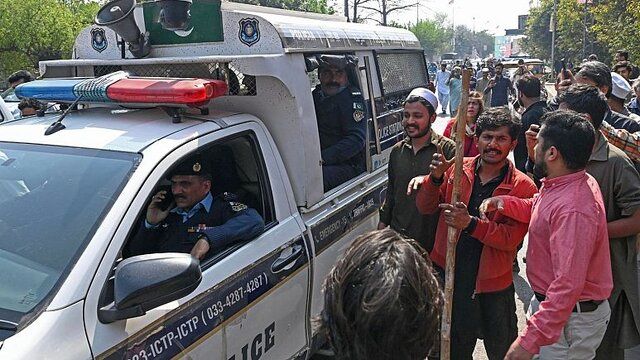 پلیس پاکستان موفق به دستگیری عمران‌ خان نشد