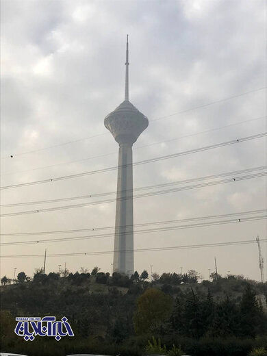 گرفتار شدن برج میلاد در میان گرد و غبار و آلودگی+عکس‌ها