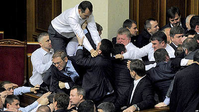 پارلمان جدید اوکراین با درگیری نمایندگان آغاز شد
