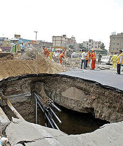حفره شش متری در خیابان آزادی