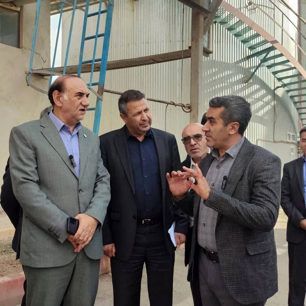 بررسی چالش‌های صادرات قیر آذربایجان شرقی در بازدید مدیرکل گمرک استان از پالایش ایمن راه