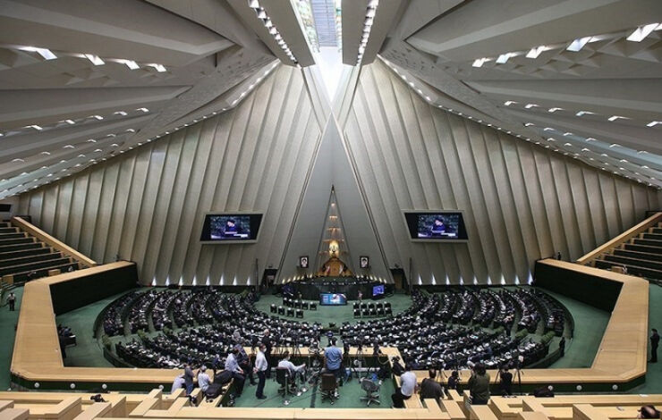 اقدامات جنجالی نمایندگان مجلس/ سردمدار گاف های غلط املایی/ نماینده ای که سوار بر لودر شد!
