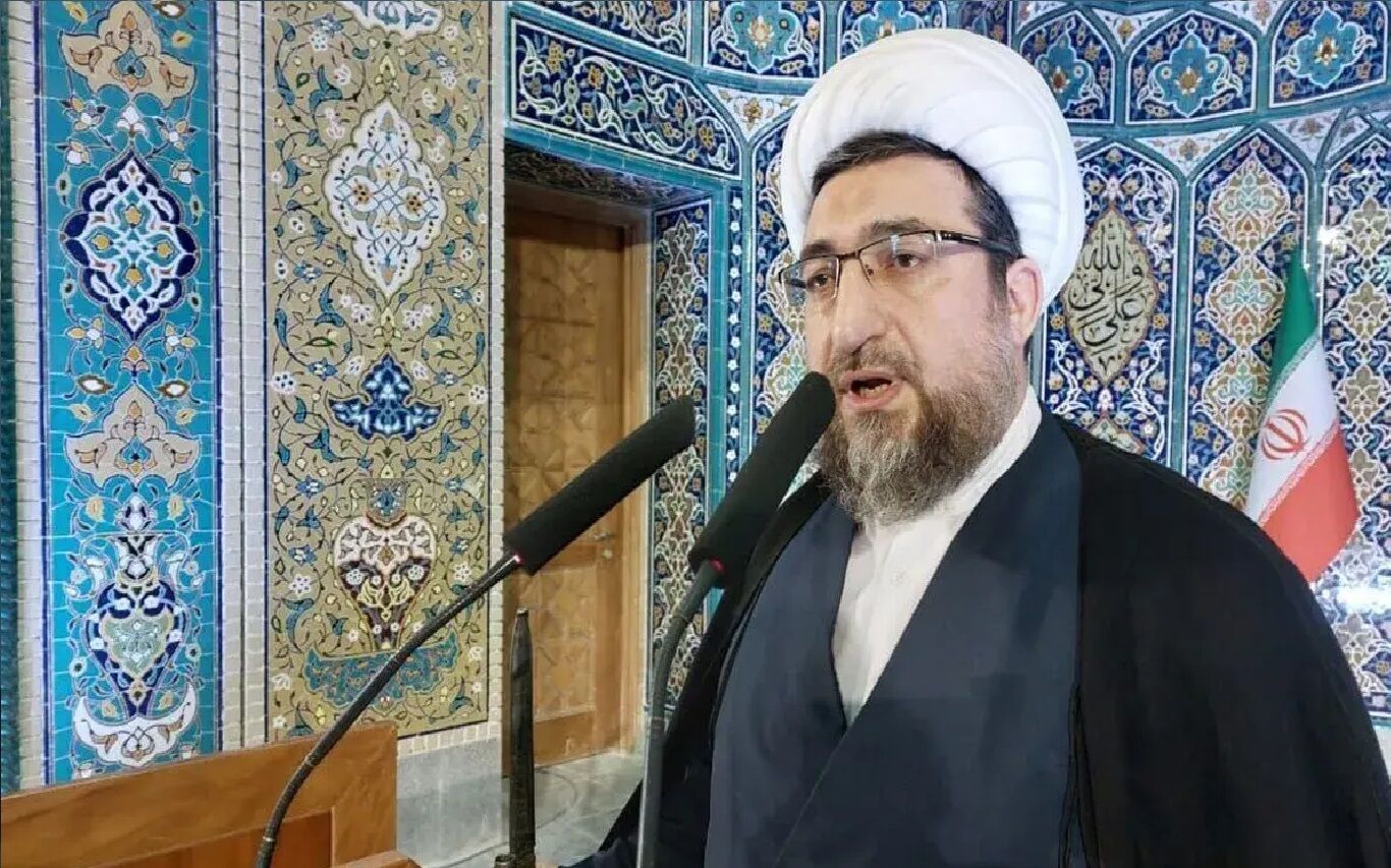 پوشش متفاوت امام جمعه تبریز در حمایت از سپاه پاسداران + عکس