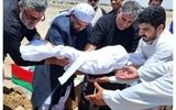 تصاویر سوزناک از خاکسپاری پیکر نوزاد شهید در زاهدان+ عکس