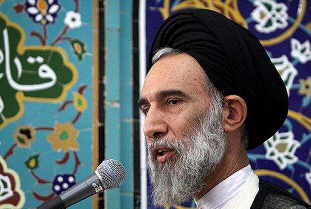 امام جمعه اصفهان: روزی را می‌بینیم که آمریکا برای خرید اسلحه جلوی ایران دست دراز کند