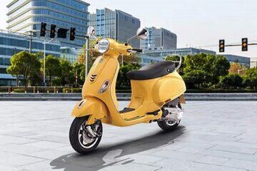 موتورسوار زن با ست شال و کفش همرنگ موتورش +عکس