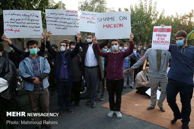 بازتاب تجمع اعتراضی مقابل سفارت فرانسه در تهران