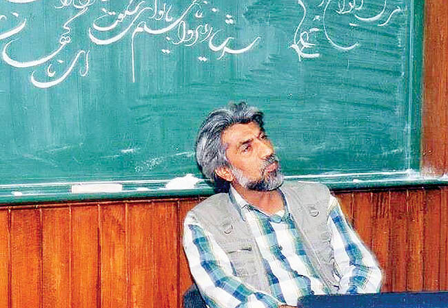 تلفنی برای شاگردش شعر حافظ معنا کرد
