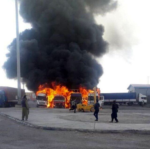 آتش سوزی ۴ کامیون در مرز دوغارون 
