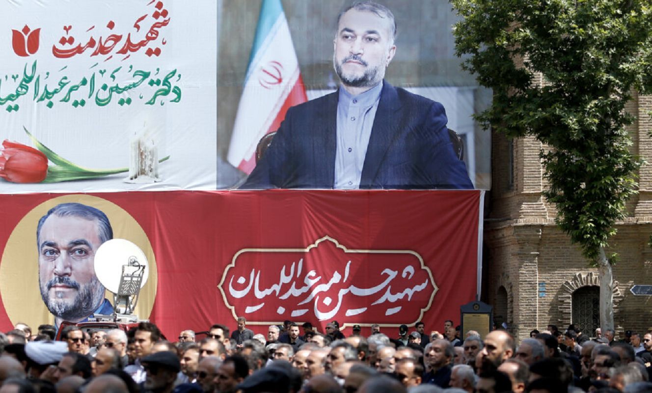  تصویر همسر و فرزند شهید امیرعبدالهیان در حرم عبدالعظیم حسنی