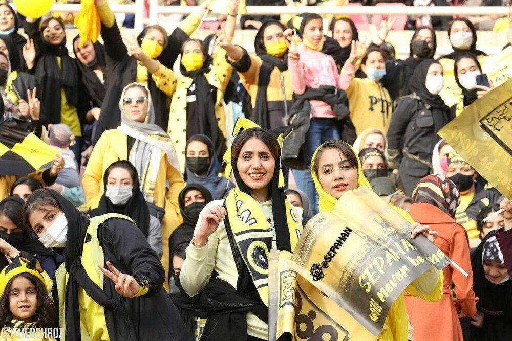 اولین حضور  زنان در ورزشگاه نقش جهان+عکس