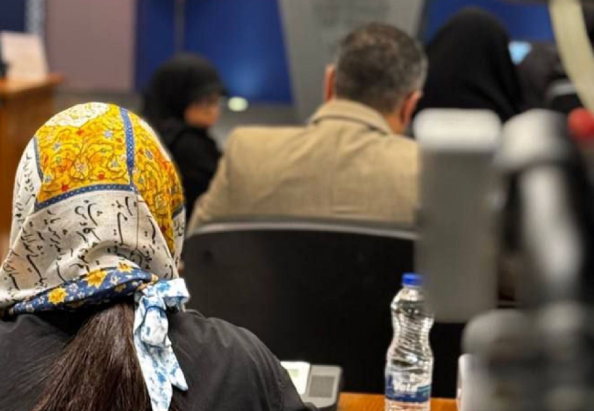 اشعار فارسی بر روسری خبرنگار چین + عکس