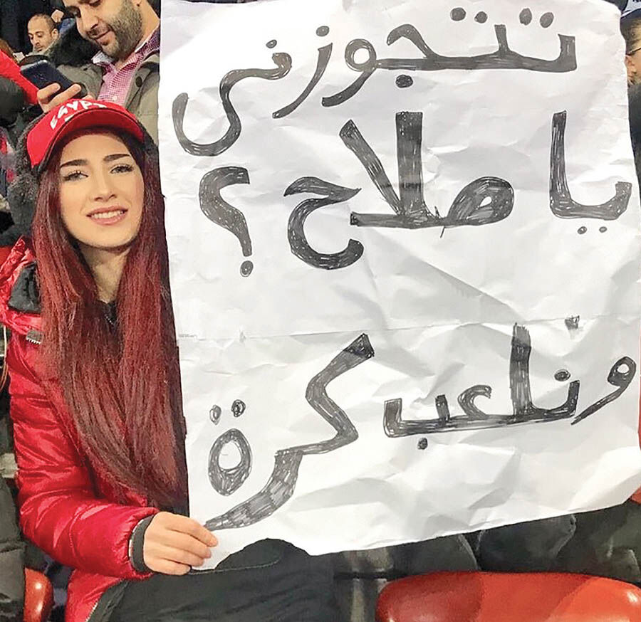 خواستگاری از ستاره فوتبال روی سکوی استادیوم!