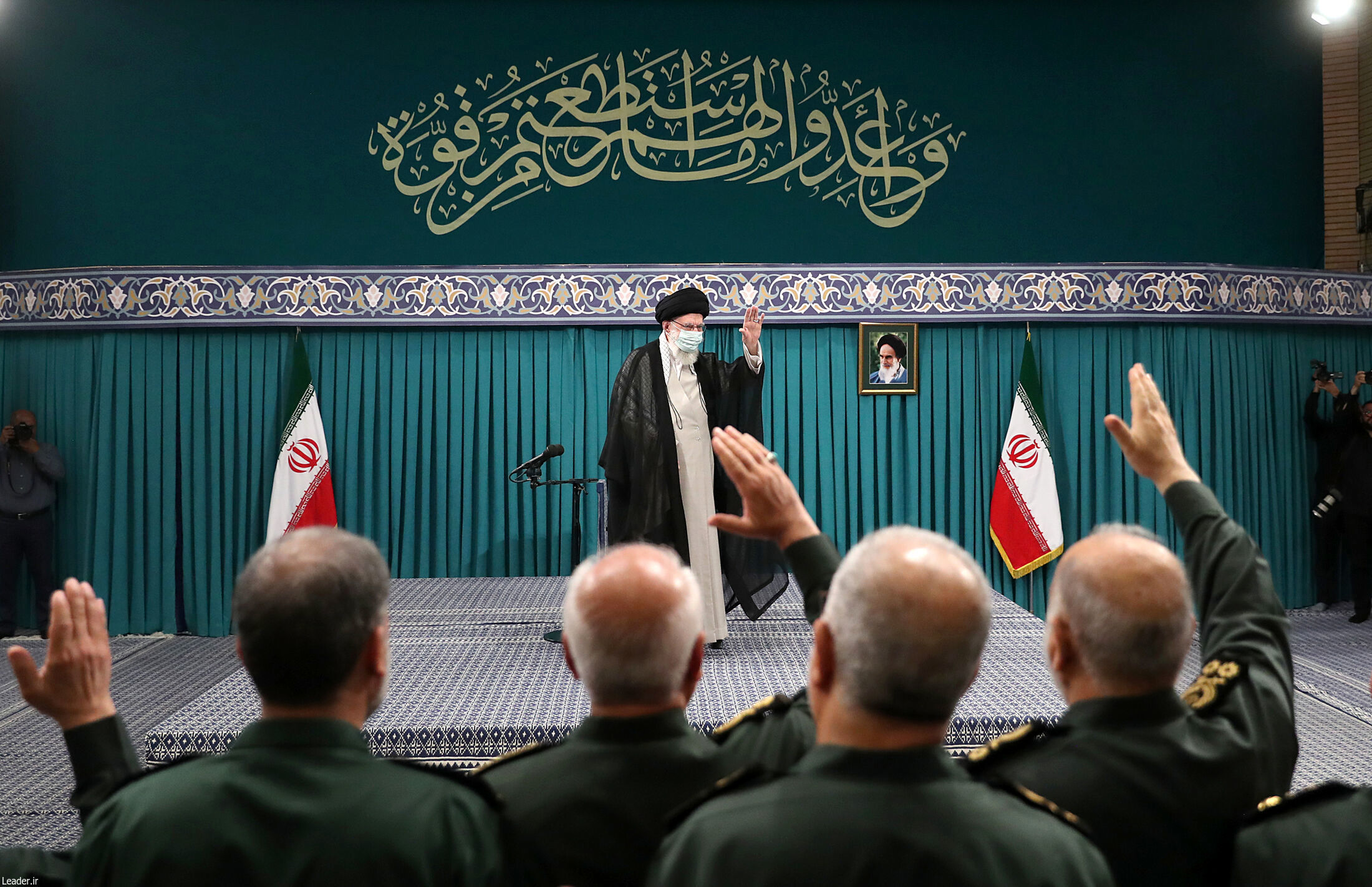 عکسی از سردار سلیمانی در دیدار فرمانده سپاه با رهبر انقلاب