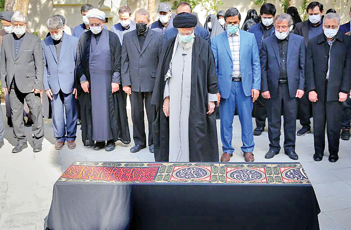 اقامه نماز رهبری بر پیکر همسر شهید آیت‌الله مطهری