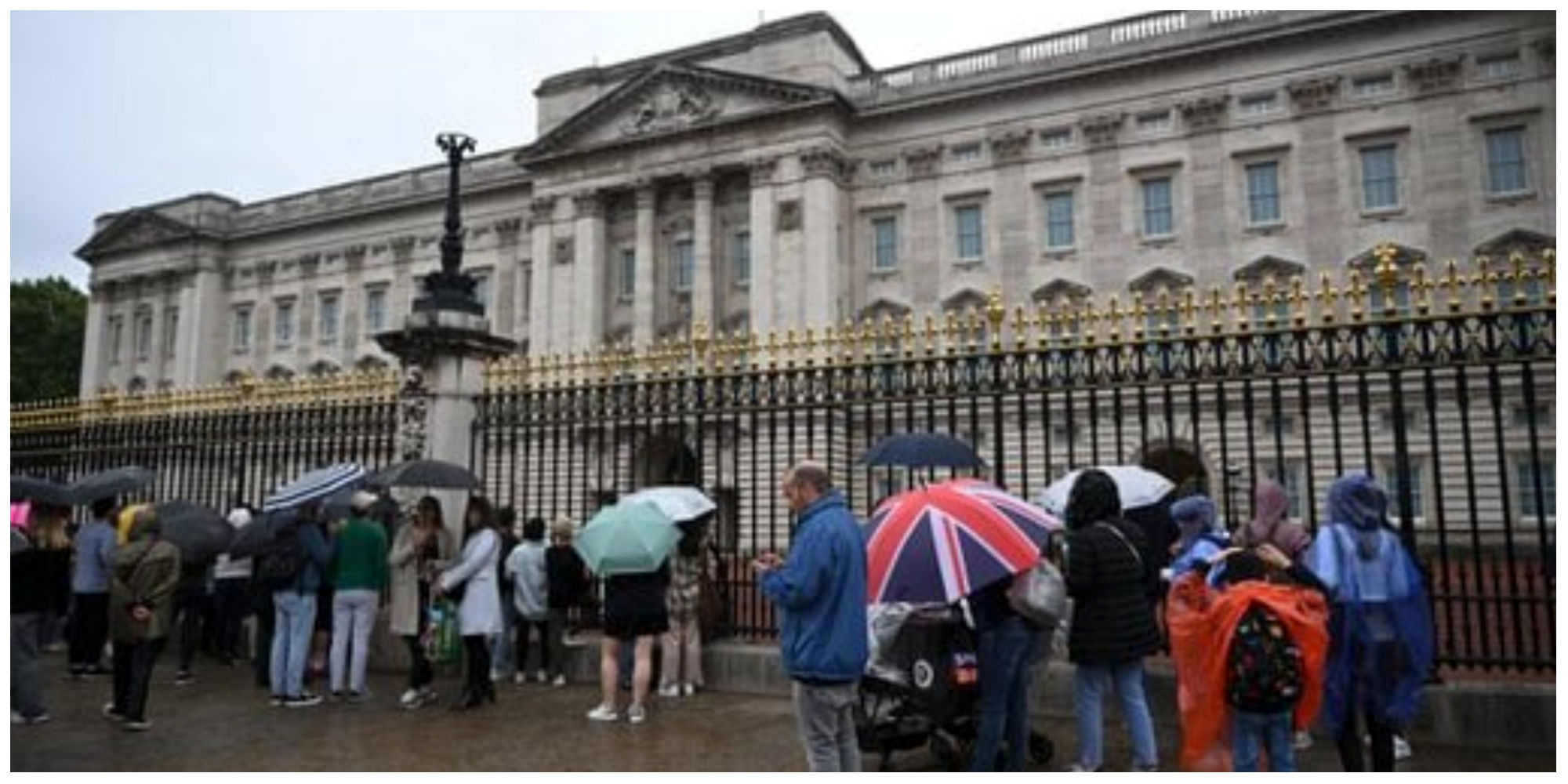 تجمع مردم پشت کاخ باکینگهام لندن و محل بستری ملکه در پی خبرهای متناقض از مرگ الیزابت دوم+عکس