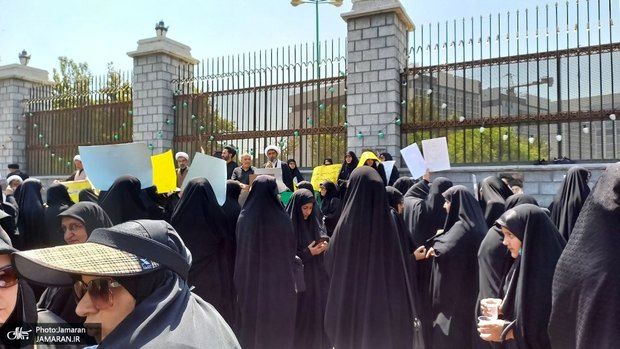 تجمع کنندگان حجاب مقابل مجلس خطاب به قالیباف: حق نداری از حجاب عقب نشینی کنی!+ عکس