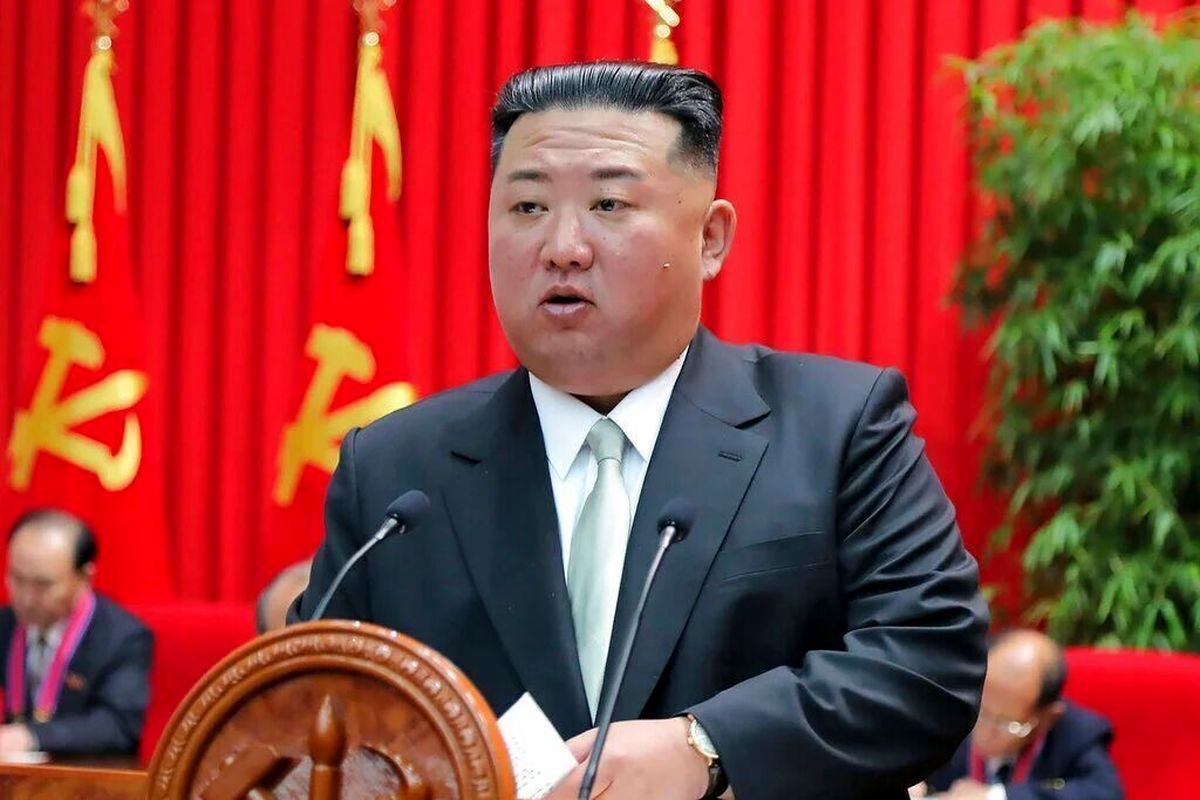 رهبر کره شمالی پشت پوتین درآمد