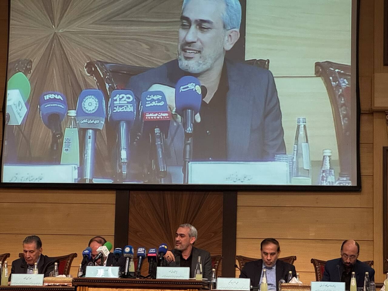  وزیر اقتصاد: می‌خواهند صد بازار ارزی ایجاد کنند؛ اما نتیجه‌اش رانت و فساد است