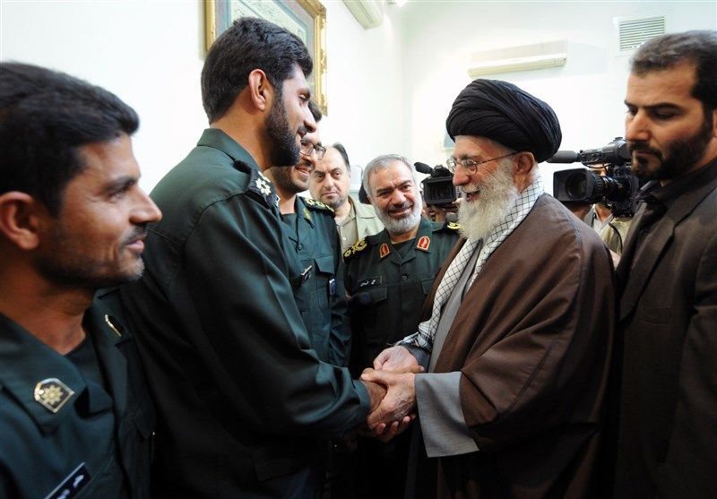 پاسداری که در سوریه به شهادت رسید در کنار رهبر انقلاب/ عکس 
