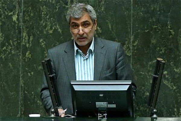 انتقاد شدید یک نماینده مجلس از سیاست‌های ارزی/ نرخ ارز طی 13 سال 130 برابر شده است