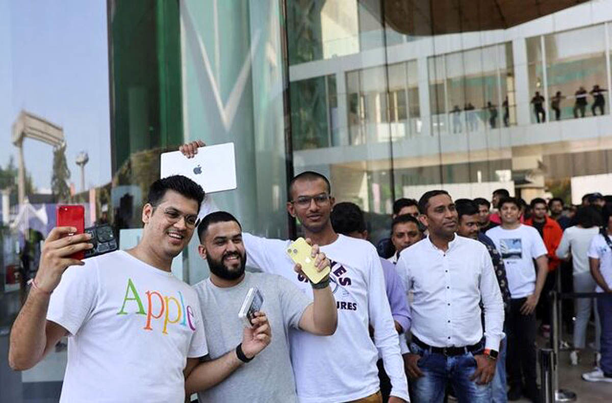صف طرفداران اپل در افتتاحیه نخستین فروشگاه هندی